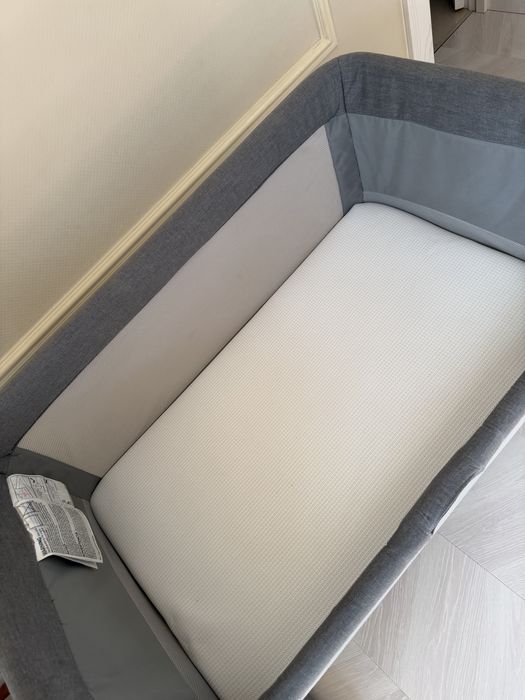 Продам приставную кроватку Joie
