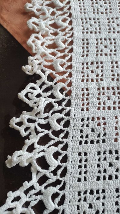 Покривка плетена на една кука 100 х 75 см