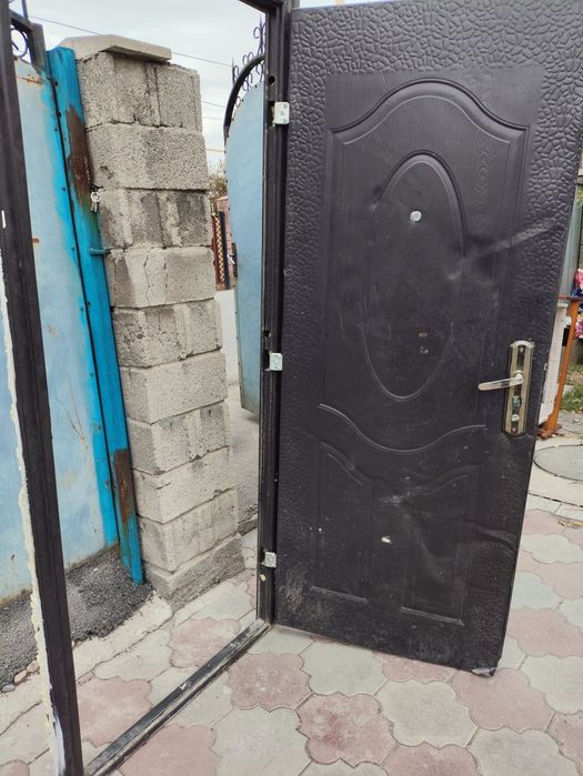 Продам входную дверь.