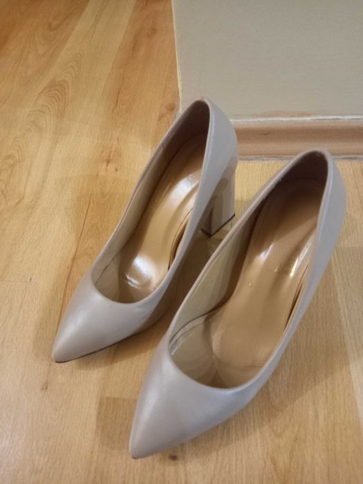 Дамски обувки на дебел ток.