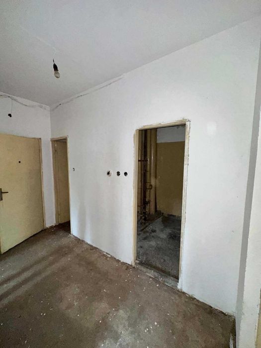 Тристаен апартамент за продажба в кв. Кючук Париж до Ресторант Приятели