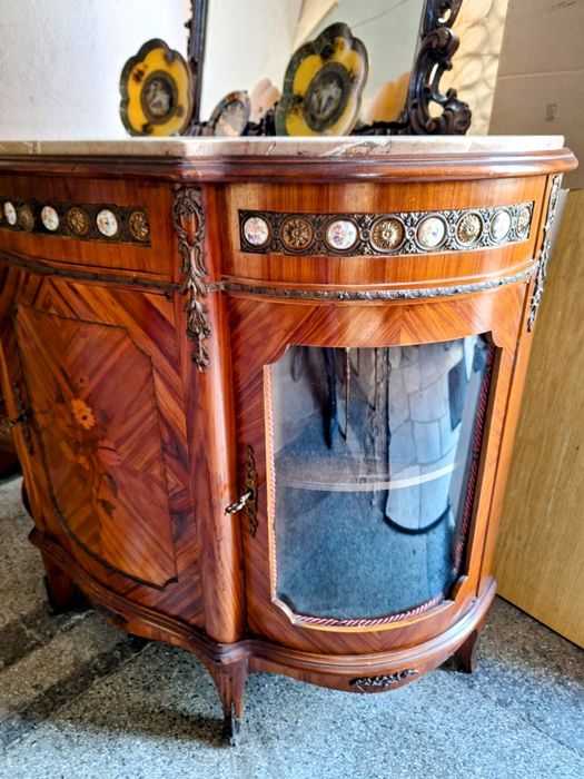 Бароково витринно шкафче