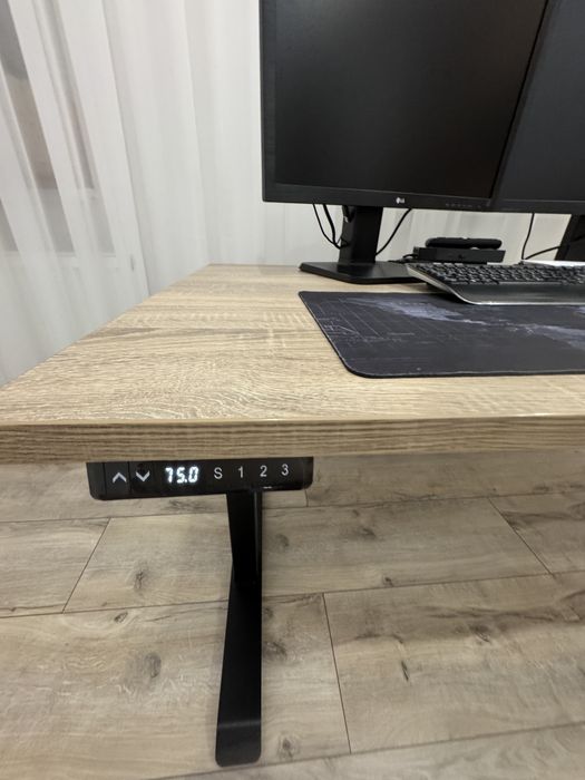 Vand birou reglabil pe inaltime