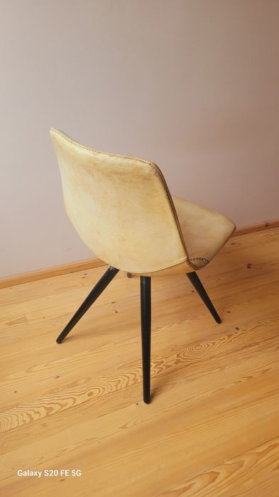 Стол подходящ и за бюро