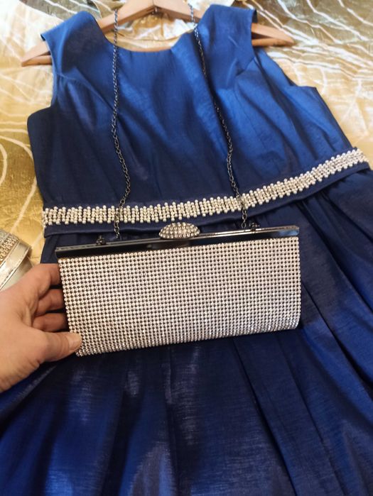 Синя рокля с чанта и обувки