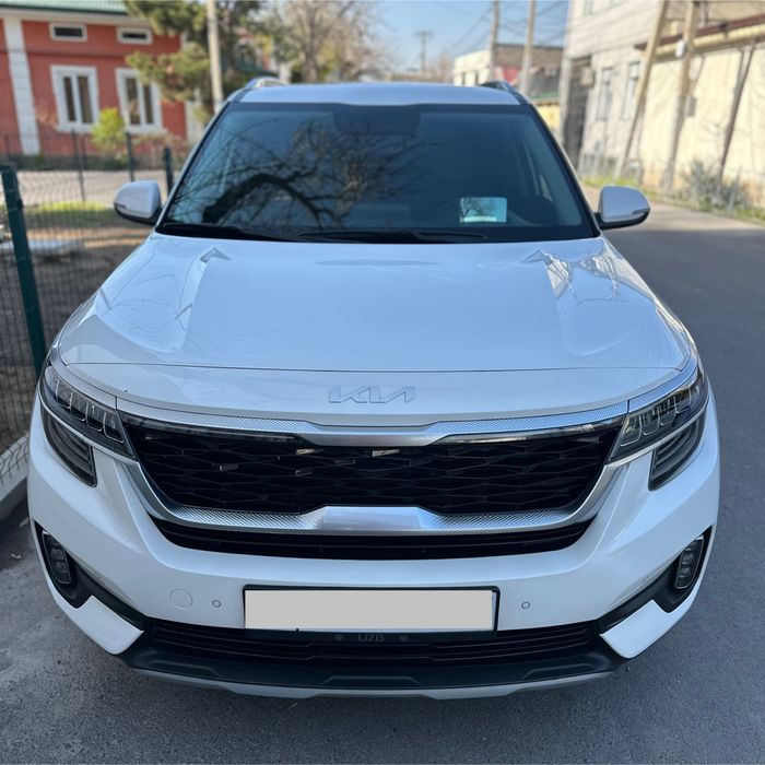 Продаётся Kia Seltos 2021 года белый жемчуг корейская