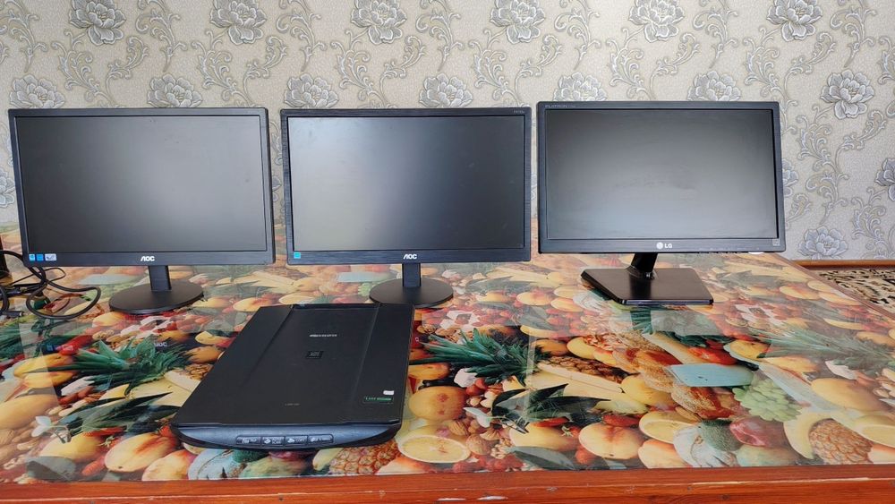 3 ta monitor va 1 ta skaner