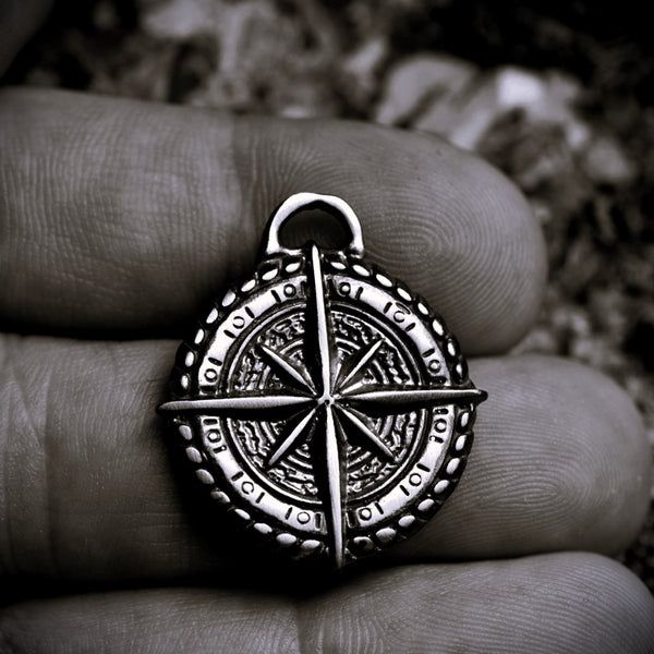 Сребърен медальон 925 „Компас“ – талисман за посока, закрила и сила