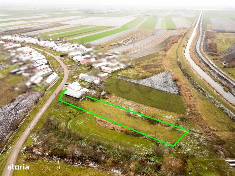 RECO . Teren intravilan cu hala metalica in Roit .