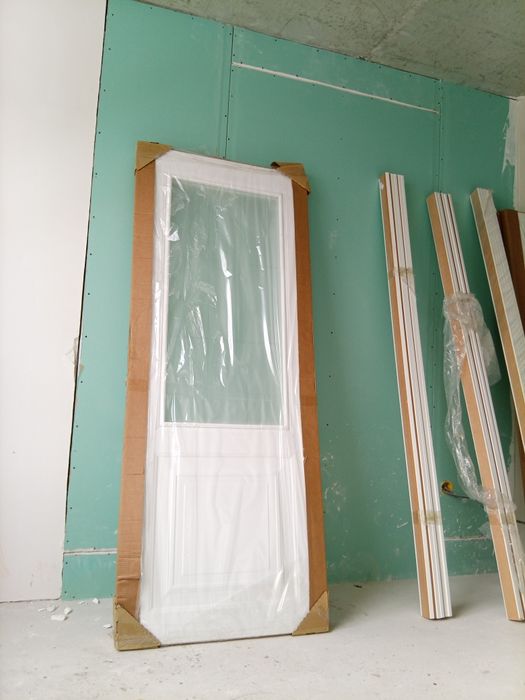 Двери белые один со стеклом другой без