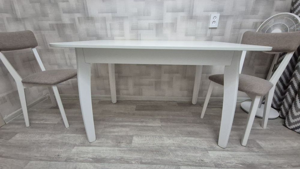 Стол и 2 стула .