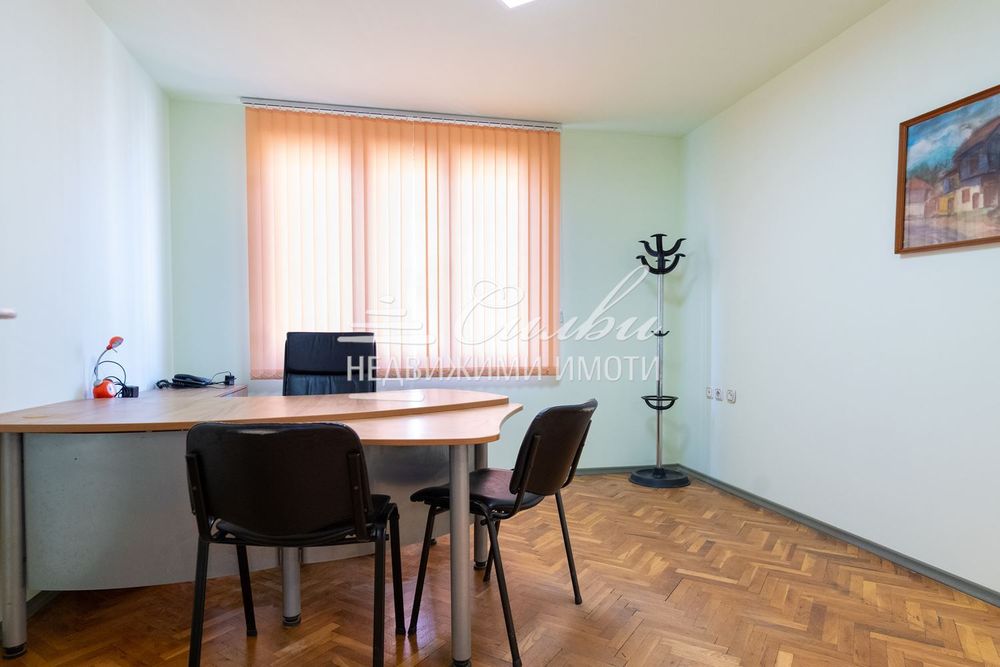 Дава се под наем Офис в Шумен, Център - 102 кв.м за 612 € - Снимка #4