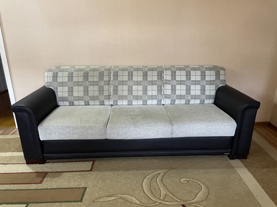 Диван раскладной с двумя креслами и подушками