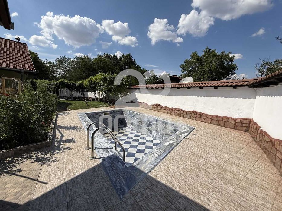 Продава се Къща в Велико Търново, Център - 150 кв.м за 1994 €/кв.м - Снимка #2