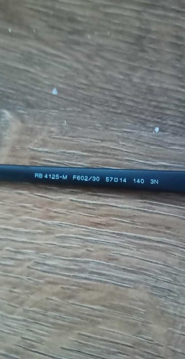 Vand ochelari de soare Ferrari