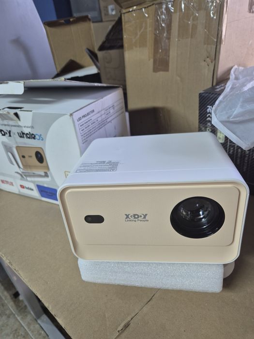 Професионален Интелигентен проектор с Android WiFi Bluetooth,5G