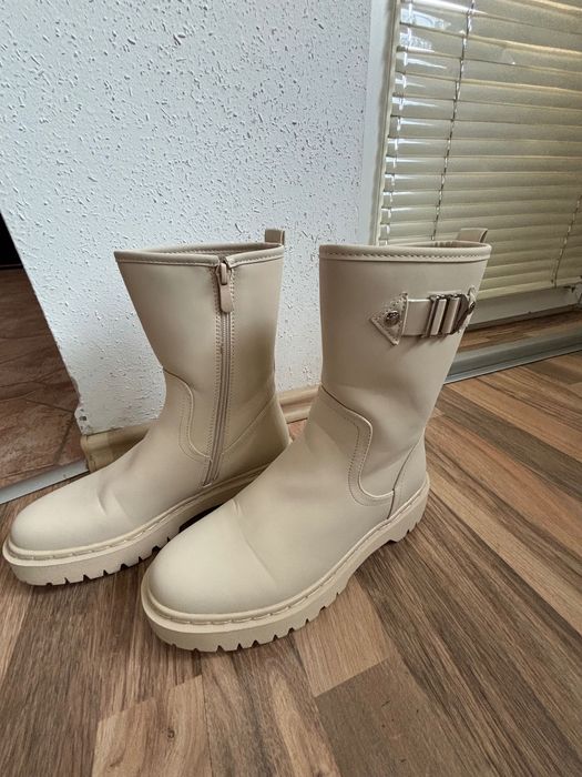 Дамски бежови боти