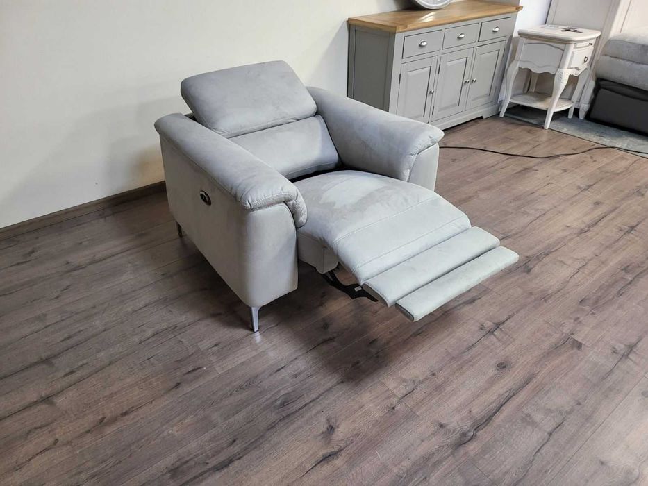 Светло сив фотьойл от плат с електрически релаксиращ механизъм