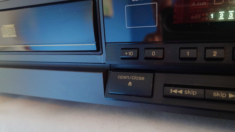 Продавам CD плеър Тechnics SL-P333