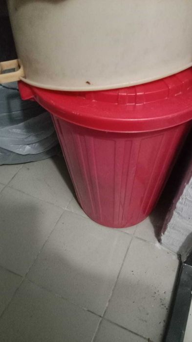 Бочок пластмассовый с крышкой