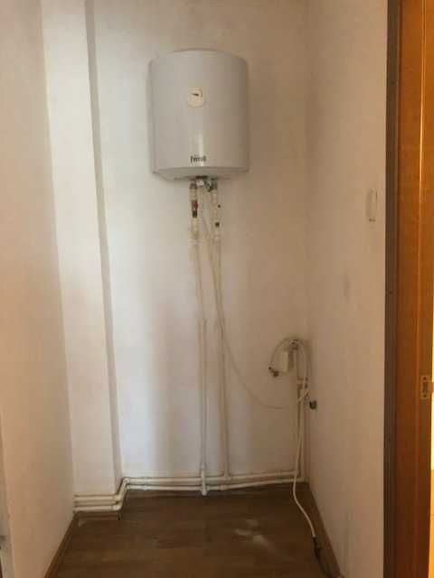 De vanzare apartament 3 camere, Et. 1, vis-a-vis de Spitalul Orasenesc