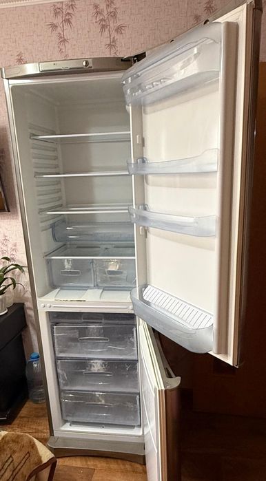 Хололильник indesit