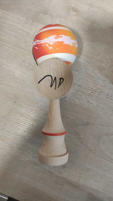 Kendama lotus Pyro noua semnata de:Goyia, ET si Miguel si cutia Este semnata.Scrieti-mi in privat pentru mai multe detalii