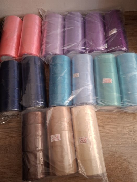 Сатенени ленти и рози фоам