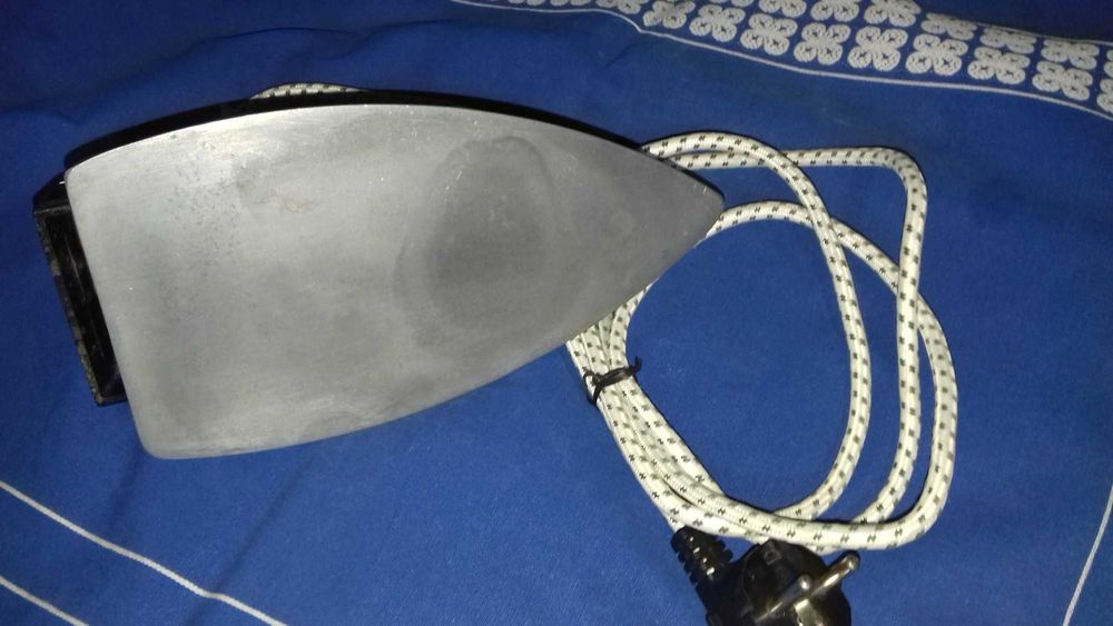 Fier de calcat simplu-fabric.romanesti si AEG