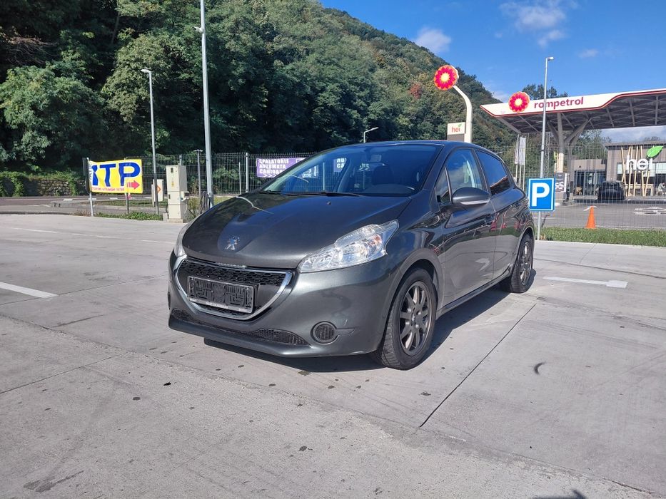 Peugeut 208 1,2 benzina 102 cai  an 2015 Navigație/clima/Incalzire scaune /pilot
Masina este adusa recent in tara