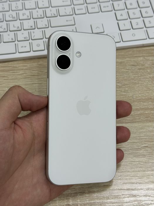 iPhone 16 128 ГБ Белый / АКБ 100% / чек / коробка