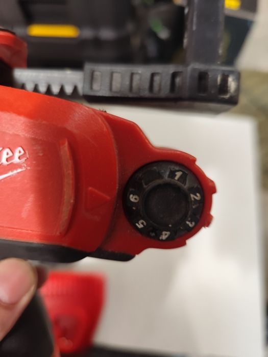 Милуоки Акумулаторен пистолет за силикон MILWAUKEE M12PCG310C  комплек