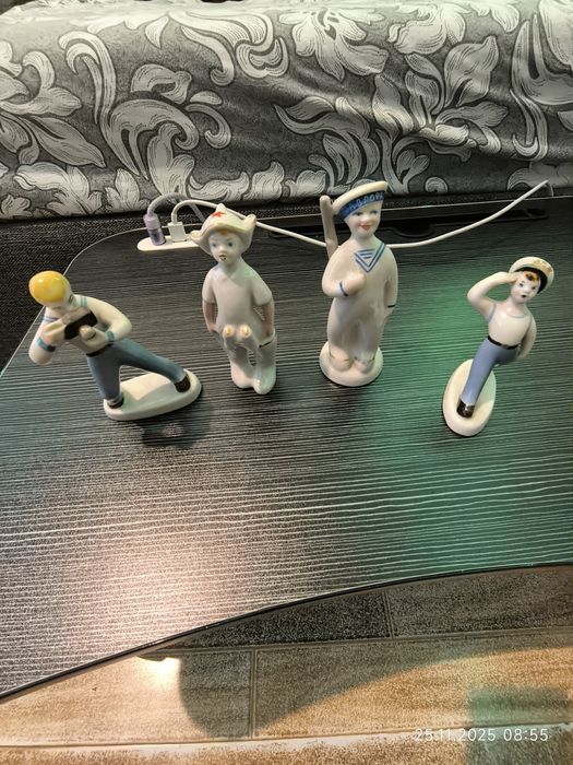 Фарфоровые статуэтки.