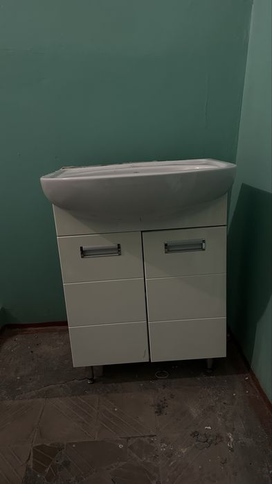 Тумба с раковиной и смесителем