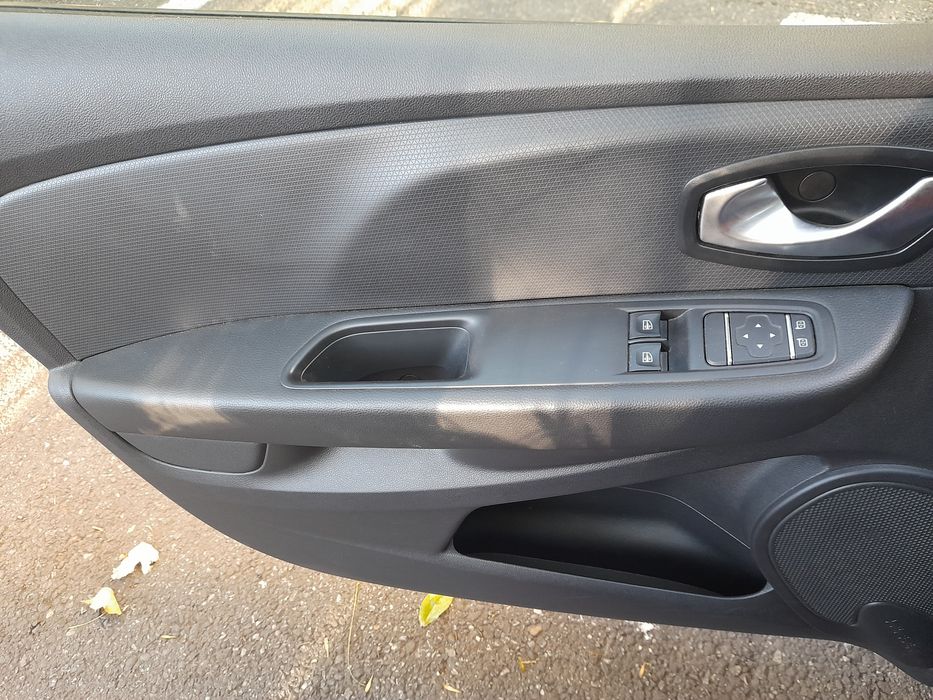 Vând 2 uși partea drepta Renault clio 2019