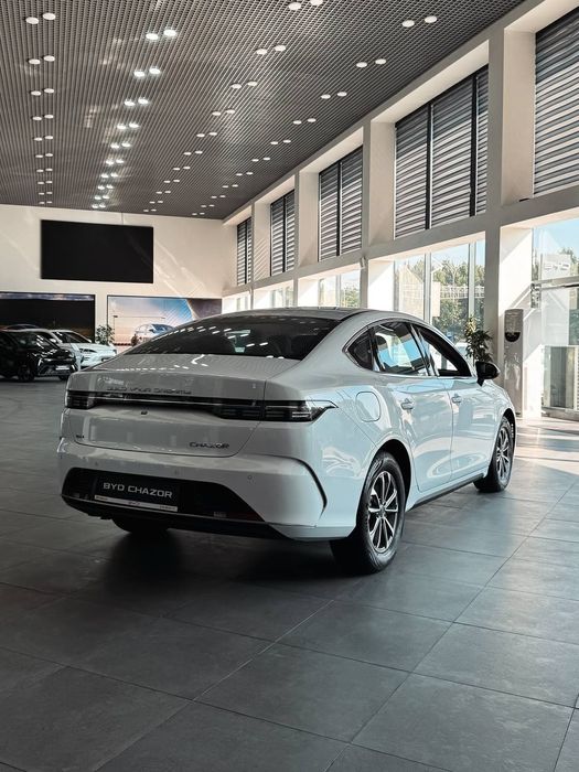 Byd chazor luxe gibrid elektrda 55 km 48 liter benizin bilan 1000 km