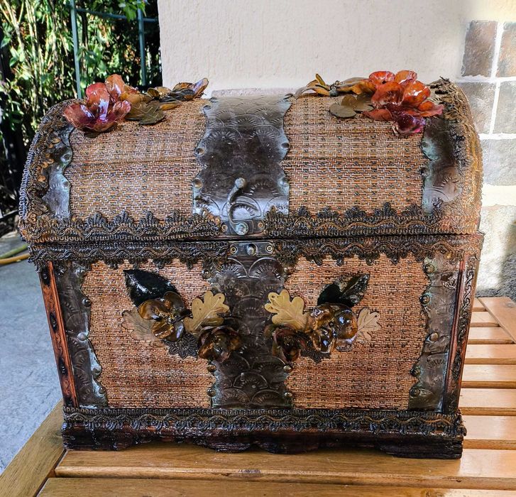 Сандъкът е нов от естествени материали, декориран с метал, кожа, цветя