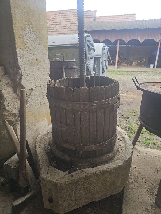 Teasc vechi de piatra de vanzare