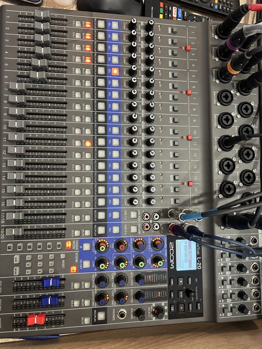 Vând mixer zoom live track L20