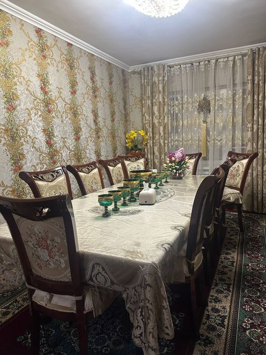 Продаются обеденный стол и стулья