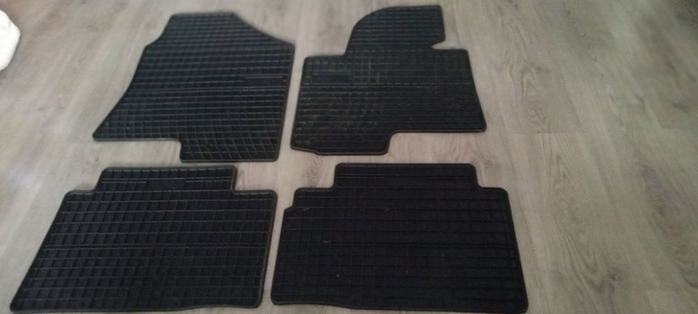 Гумени и мокетени стелки комплект !