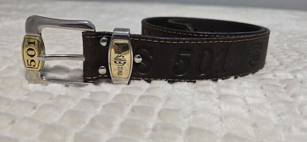 Винтидж кожен колан Levi's 501.Коланът е изработен от кафява кожа