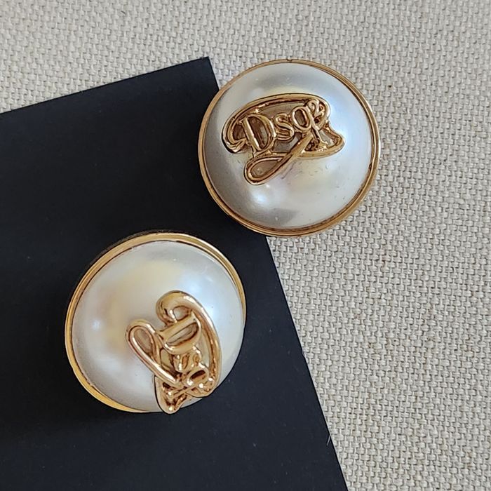 Dsquared2 обемни обеци на клипс златисти метал перли лого кръгли кутия