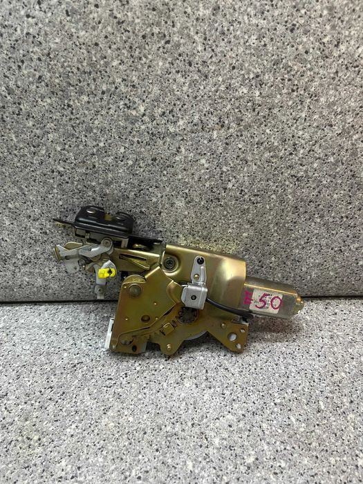 Замок багажника на Ниссан Эльгранд Е50/Е51/Е52