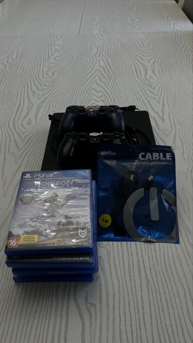 Продаеться Play Station 4 есть два геймпада и 9 игр