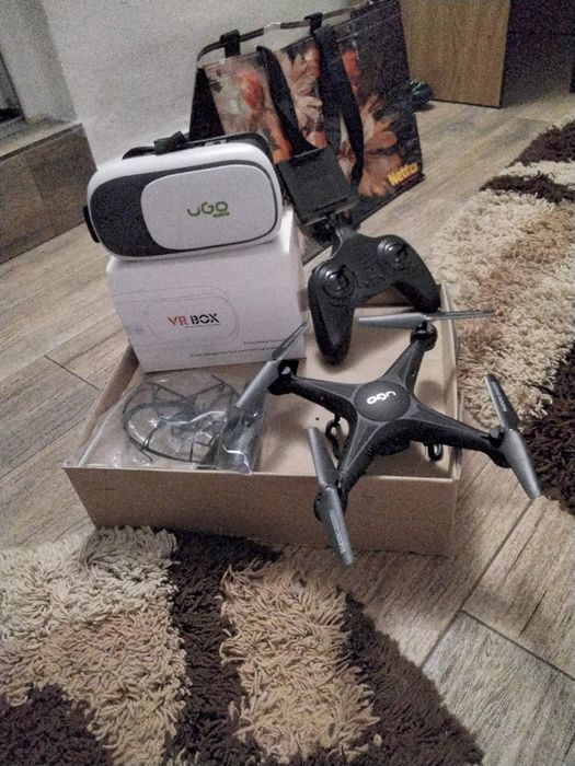 Dronă UGO cu camera prin ochelari  VR