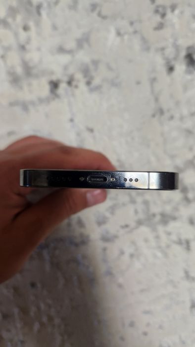 iPhone 13 Pro 256 ГБ, цвет Graphite (темно-серый).