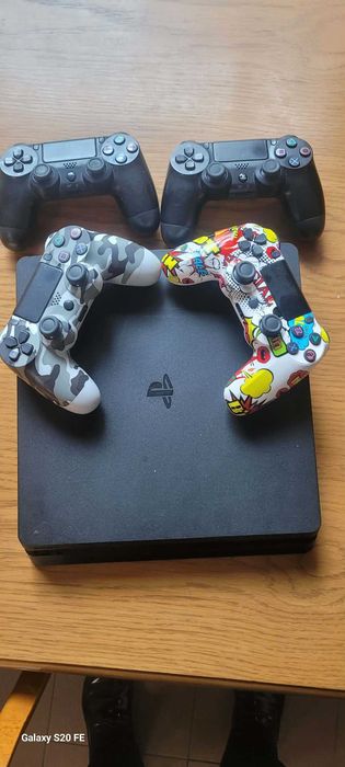 Продавам безупречно PS4 с 5 джойстици