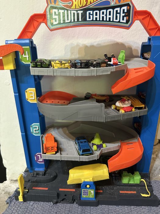 Пистu  HotWheels