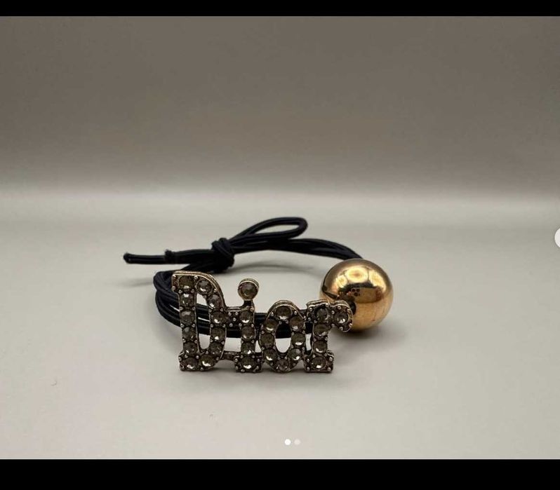 Висок клас фирмени аксесоари за коса Dior, Prada, Miu Miu, Chanel, Balenciaga и Valentino.